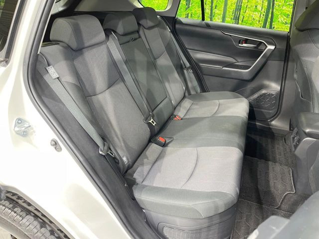 後部座席も気になるようなキズ・汚れやへたり等、大きなダメージはなく、良好な状態です。