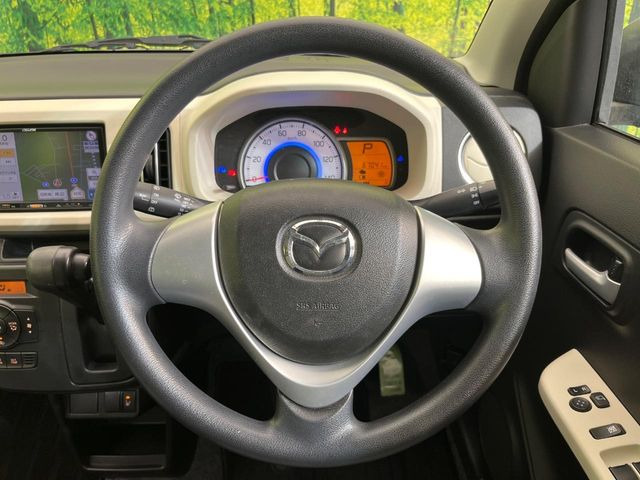 �C���e���A�ɍ��킹���f�U�C���̃X�e�A�����O�́A�^�]�������̂��Ƃ��l���A�^�]���₷���`��A�傫���ł��B�����x�A���ۂɐG���Ă��m���߂��������B