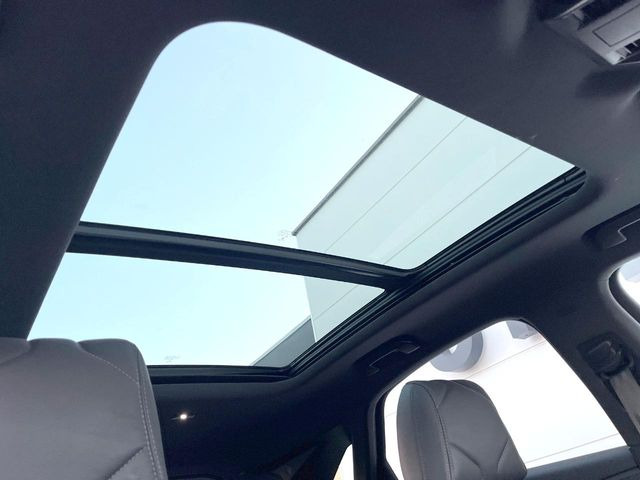 ���p�m���}�~�b�N�K���X���[�t:�唗�͂̃p�m���}���[�t�́A�㕔���Ȃɂ܂ő����Ă���A�J���I�ȋ�Ԃ����y���݂��������܂��B