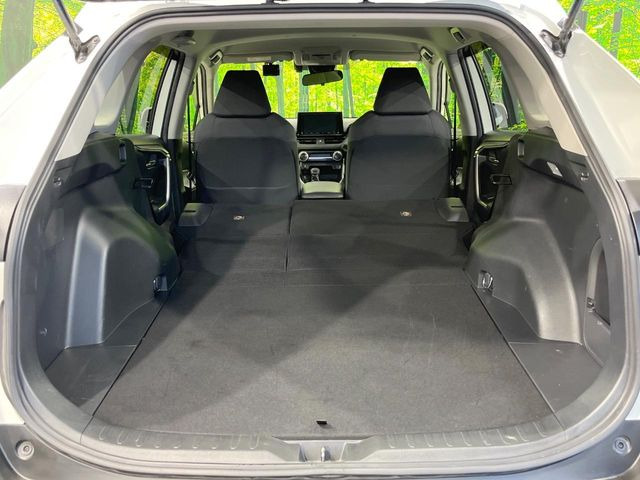 積み下ろしのしやすいデッキにはたっぷりと荷物を積み込んでいただけます。遊びから仕事まで、様々なシーンで頼れます♪