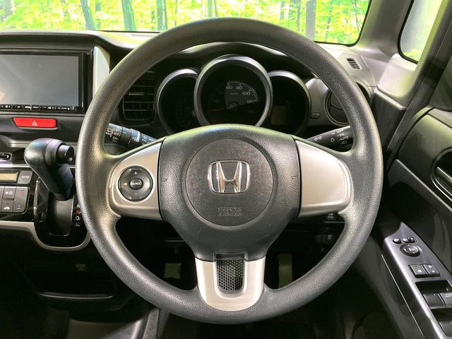 �C���e���A�ɍ��킹���f�U�C���̃X�e�A�����O�́A�^�]�������̂��Ƃ��l���A�^�]���₷���`��A�傫���ł��B�����x�A���ۂɐG���Ă��m���߂��������B