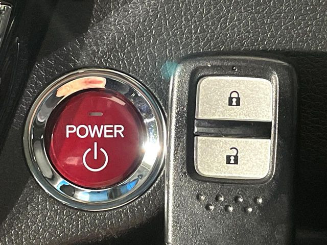 �yHonda�X�}�[�g�L�[�z�J�o����|�P�b�g�ɓ��ꂽ�܂܂ł��h�A�̎{���E�������\�ȃX�}�[�g�L�[�𑕔��B�G���W���̃I���E�I�t�����J�M�����o���K�v����������Ƃ��Ă��֗��ł���