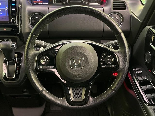 �C���e���A�ɍ��킹���f�U�C���̃X�e�A�����O�́A�^�]�������̂��Ƃ��l���A�^�]���₷���`��A�傫���ł��B�����x�A���ۂɐG���Ă��m���߂��������B