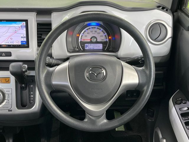 �C���e���A�ɍ��킹���f�U�C���̃X�e�A�����O�́A�^�]�������̂��Ƃ��l���A�^�]���₷���`��A�傫���ł��B�����x�A���ۂɐG���Ă��m���߂��������B