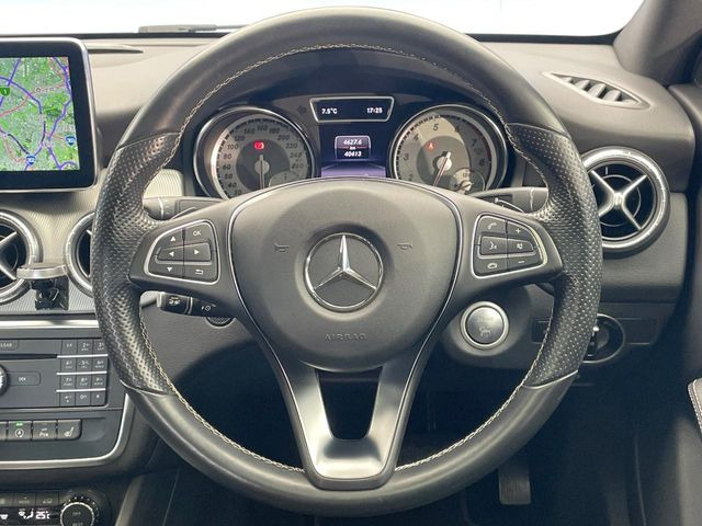 ���}���`�t�@���N�V�����X�e�A�����O:�n���h���̍��E�̃{�^���ŃI�[�f�B�I�̑I���≹�ʂ̒��߂��\�ł��B�n���h�����������������ł���̂ň��S�ł��ˁ�