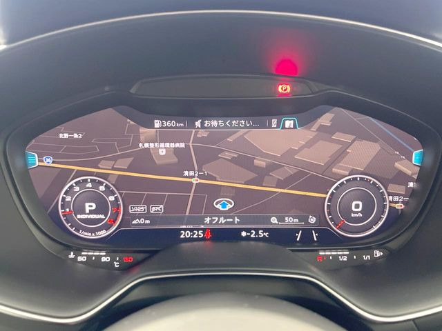 ���o�[�`�����R�b�N�s�b�g:�S�̂��t���p�l���ƂȂ��Ă����i�I�ȃ��[�^�[�p�l���B�ʏ�̃X�s�[�h���[�^�[�Ƃ��Ă̋@�\�͂������A�i�r�E�I�[�f�B�I�@�\�̊m�F�E������ł��A�^�]�ɏW�����₷���Ȃ��Ă���܂��B