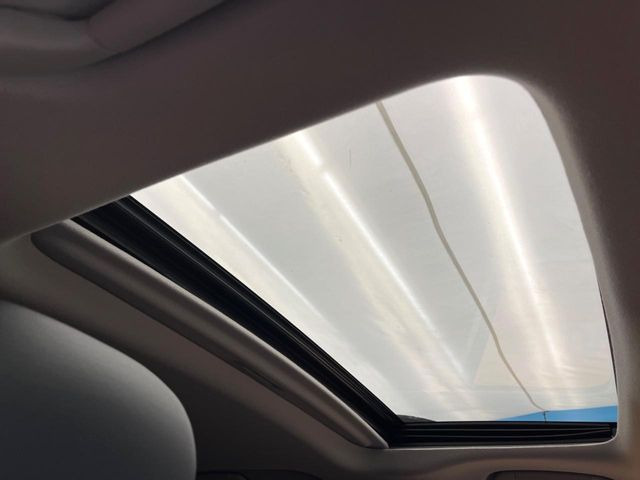 【サンルーフ】開放感たっぷりの希少装備、サンルーフが装着されています!車内に明かりを取り入れたり景色を楽しむ以外にも、車内の空気も簡単に換気できて快適です!