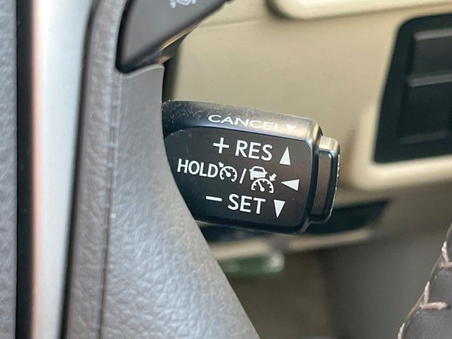 【レーダークルーズコントロール】高速道路での長距離走行が楽に!!自動で速度を保つクルーズコントロールが、衝突軽減システムと連携し、前方の車両を感知して車間を保つように速度調節してくれます!!