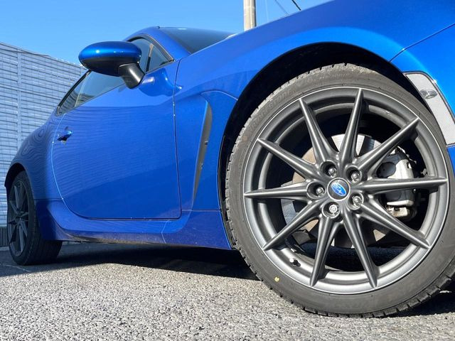 �y����18�C���`�A���~�z�C�[���z�O�ςɃ}�b�`���������A���~�z�C�[���𑕒����Ă���܂��B�e��ЊO�A���~�z�C�[����A�X�^�b�h���X�^�C�����戵�����Ă���܂��B���񂲑��k����������