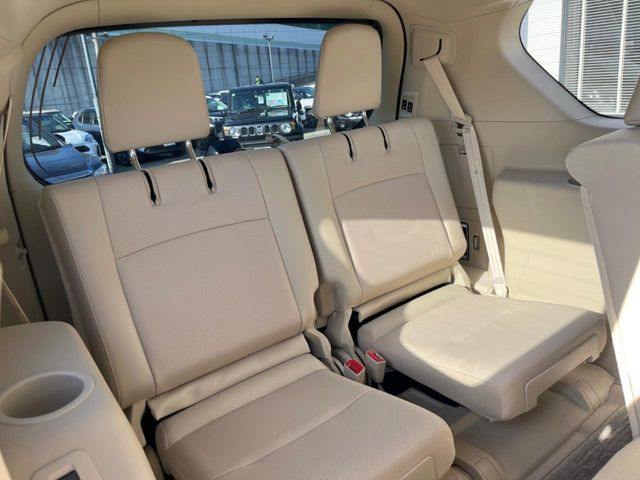 3列目シートはもちろん状態良好☆大人でもゆったりと座って頂けますので、大人数でのお出かけもラクラクです♪ご家族で、気の知れた仲間で、ドライブに行くのが楽しみですね♪