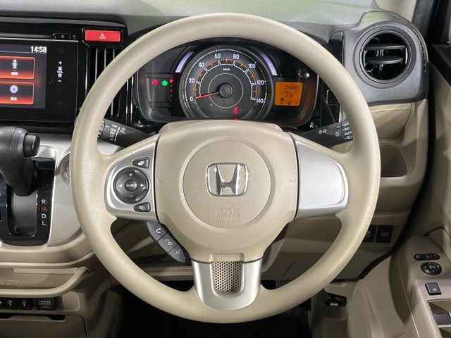 �C���e���A�ɍ��킹���f�U�C���̃X�e�A�����O�́A�^�]�������̂��Ƃ��l���A�^�]���₷���`��A�傫���ł��B�����x�A���ۂɐG���Ă��m���߂��������B