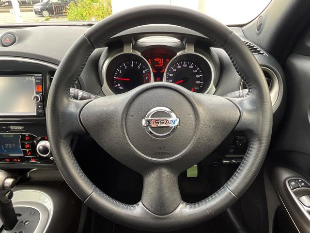 �C���e���A�ɍ��킹���f�U�C���̃X�e�A�����O�́A�^�]�������̂��Ƃ��l���A�^�]���₷���`��A�傫���ł��B�����x�A���ۂɐG���Ă��m���߂��������B