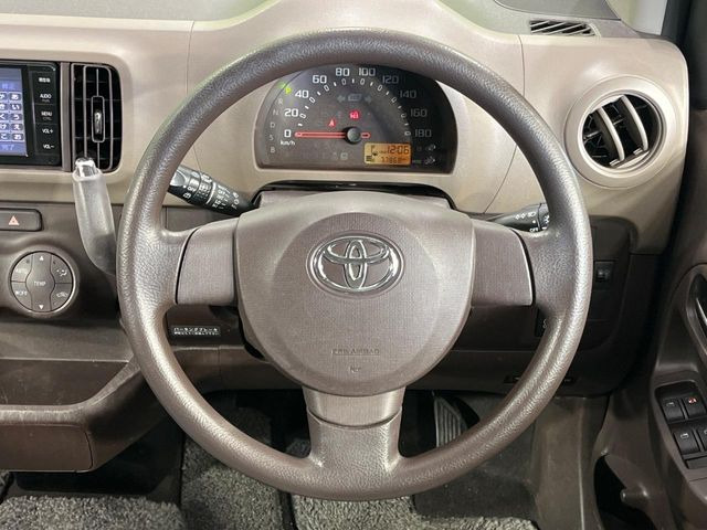 �C���e���A�ɍ��킹���f�U�C���̃X�e�A�����O�́A�^�]�������̂��Ƃ��l���A�^�]���₷���`��A�傫���ł��B�����x�A���ۂɐG���Ă��m���߂��������B