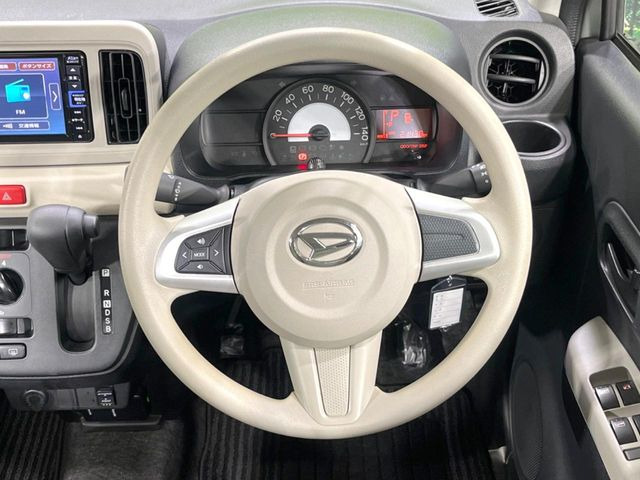 �C���e���A�ɍ��킹���f�U�C���̃X�e�A�����O�́A�^�]�������̂��Ƃ��l���A�^�]���₷���`��A�傫���ł��B�����x�A���ۂɐG���Ă��m���߂��������B