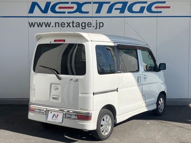 ��D�]�𒸂��Ă���܂��{�f�B�̒e�X�v���b�V���R�[�g���D�]��t���B�ʏ�̃K���X�R�[�g�ƈقȂ�A�ϋv�N��6�N�̖��@���K���X�R�[�e�B���O���A�{�f�B���L���C�ȏ�Ԃɕۂ��Ă���܂��B