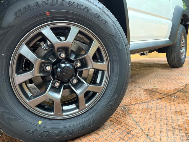 �y�����A���~�z�C�[���z�O�ςɃ}�b�`���������A���~�z�C�[���𑕒����Ă���܂��B�e��ЊO�A���~�z�C�[����A�X�^�b�h���X�^�C�����戵�����Ă���܂��B���񂲑��k����������