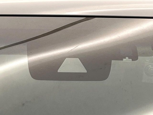 【トヨタセーフティセンス】走行中に前方の車両等を認識し、衝突しそうな時は警報とブレーキで衝突回避と被害軽減をアシスト。より安全にドライブをお楽しみいただけます。