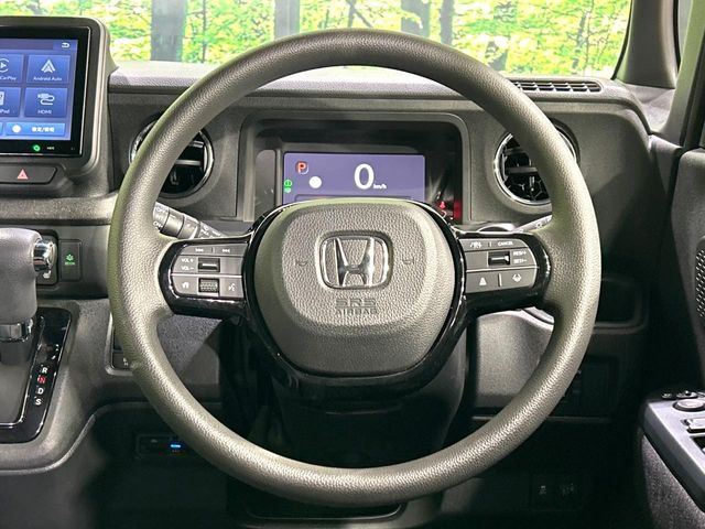 �C���e���A�ɍ��킹���f�U�C���̃X�e�A�����O�́A�^�]�������̂��Ƃ��l���A�^�]���₷���`��A�傫���ł��B�����x�A���ۂɐG���Ă��m���߂��������B