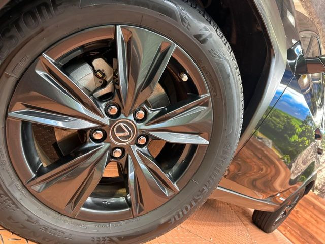 �y����17�C���`�A���~�z�C�[���z�O�ςɃ}�b�`���������A���~�z�C�[���𑕒����Ă���܂��B�e��ЊO�A���~�z�C�[����A�X�^�b�h���X�^�C�����戵�����Ă���܂��B���񂲑��k����������