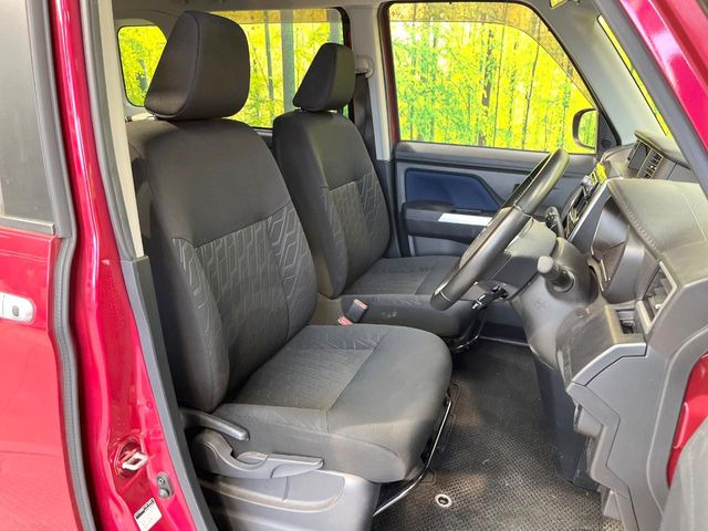 運転席シート廻りは使用感も少なく、良好な状態となっています。前オーナー様が丁寧に使っていたことがよくわかりますね。