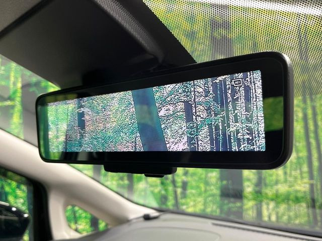 【インテリジェントルームミラー】後席の大きな荷物や同乗者で後方が確認しづらい時でも安心!カメラが撮影した車両後方の映像をルームミラー内に表示。クリアな視界で状況の確認が可能です!