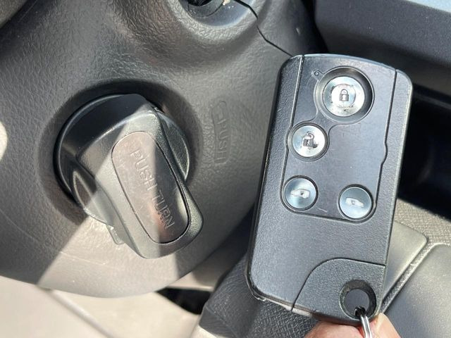 �yHonda�X�}�[�g�L�[�z�J�o����|�P�b�g�ɓ��ꂽ�܂܂ł��h�A�̎{���E�������\�ȃX�}�[�g�L�[�𑕔��B�G���W���̃I���E�I�t�����J�M�����o���K�v����������Ƃ��Ă��֗��ł���