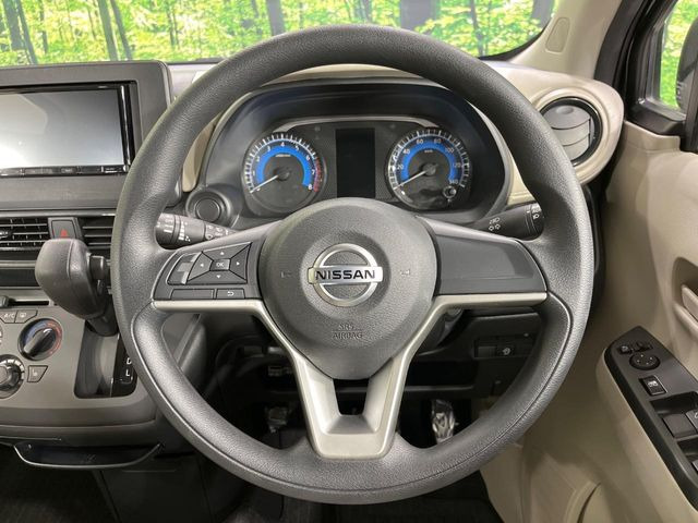 �C���e���A�ɍ��킹���f�U�C���̃X�e�A�����O�́A�^�]�������̂��Ƃ��l���A�^�]���₷���`��A�傫���ł��B�����x�A���ۂɐG���Ă��m���߂��������B