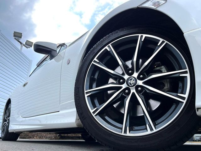 �y����17�C���`�A���~�z�C�[���z�O�ςɃ}�b�`���������A���~�z�C�[���𑕒����Ă���܂��B�e��ЊO�A���~�z�C�[����A�X�^�b�h���X�^�C�����戵�����Ă���܂��B���񂲑��k����������