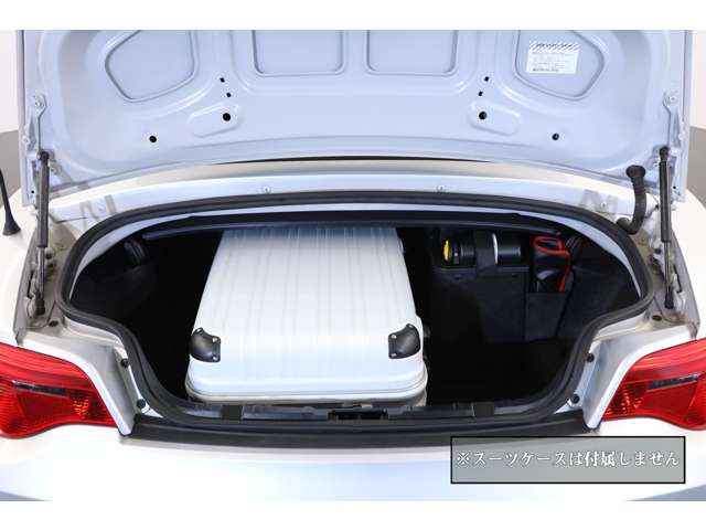 �R���p�N�g�ȃf�U�C����Z4�ł����A�g�����N�X�y�[�X����������Ɗm�ۂ���Ă���܂��B�傫�߂̃X�[�c�P�[�X��1�ύډ\�ł��B