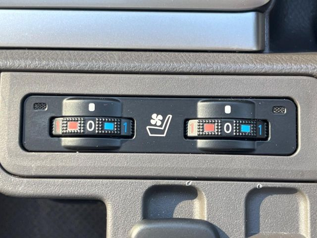 【シートベンチレーション】夏場は涼しい風でお尻や背中の熱やムレを防ぎ、冬はエアコンよりも早く温まってポカポカに!季節を問わず快適に過ごせます。