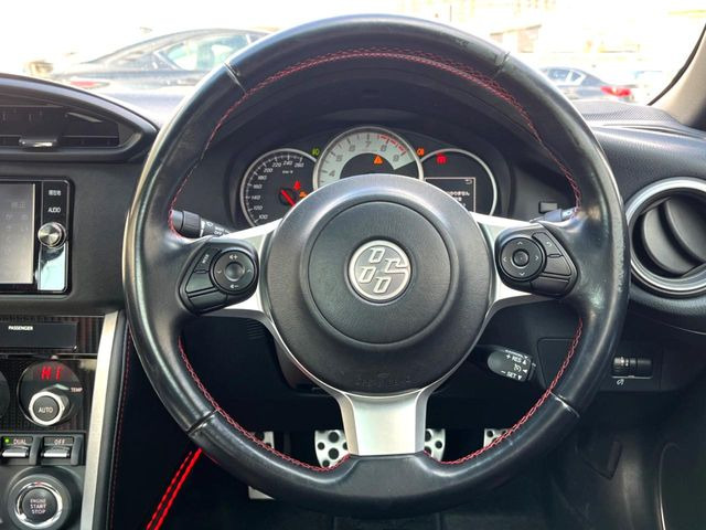 �y�����v�����X�e�A�����O�z�㎿�Ȋv���g�p���邱�ƂŁA��ɂ����������݂ƂĂ��^�]���₷���n���h���ł���