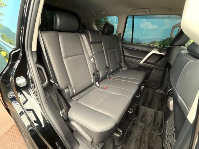 後部座席も気になるようなキズ・汚れやへたり等、大きなダメージはなく、良好な状態です。
