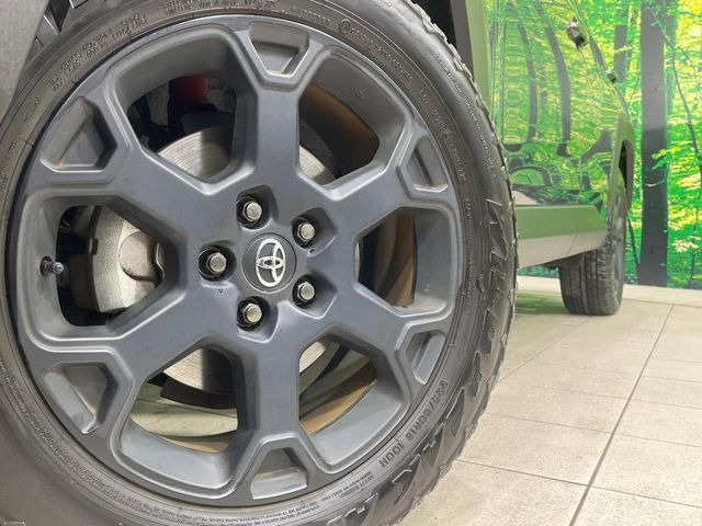 【グレード専用純正18インチアルミホイール】デザイン性の高い純正アルミホイールを装着しております。各種社外アルミホイールや、スタッドレスタイヤも取扱いしております。是非ご相談ください♪