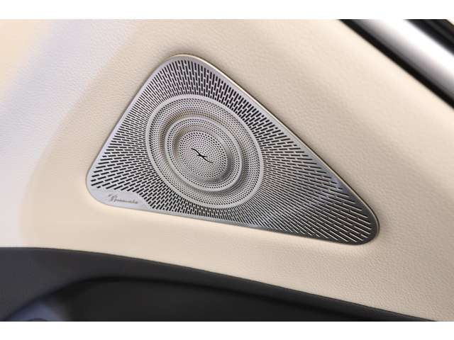 Burmester3D�T���E���h�T�E���h�V�X�e������������A���O�W���A���[�ȋ�Ԃ��㎿�ȉ����ŕ�ݍ���ł���܂��B�p�[�\�i���C�[�[�V�����@�\�t�A�X�s�[�J�[15��Î�ɕ�܂ꂽS�N���X�ł��Ђ��̊����������B