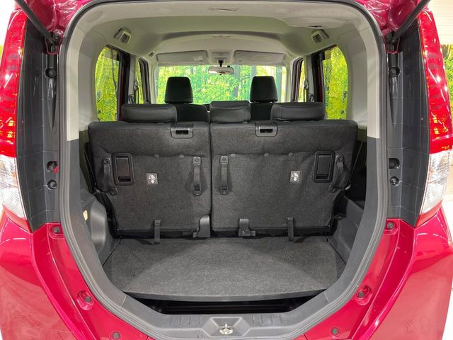 ���i�̂���������ʋ΁A���}���ɏ\���ȉ׎��X�y�[�X���m�ۂ��Ă���܂��B�Z�J���h�V�[�g��|���ƁA�傫�ȉו��̐ύڂ��\�ł���