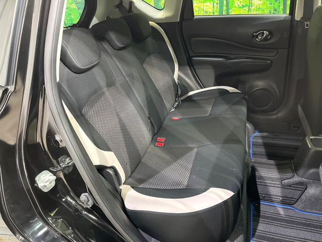 後部座席も気になるようなキズ・汚れやへたり等、大きなダメージはなく、良好な状態です。