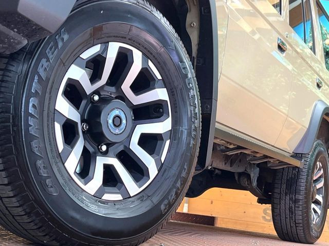 �y����16�C���`�A���~�z�C�[���z�O�ςɃ}�b�`���������A���~�z�C�[���𑕒����Ă���܂��B�e��ЊO�A���~�z�C�[����A�X�^�b�h���X�^�C�����戵�����Ă���܂��B���񂲑��k����������