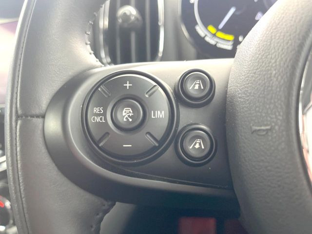 ●アクティブクルーズコントロール:前の車との車間距離を一定にとりつつ、一定速度で自動走行してくれる次世代のクルーズコントロール!主に高速道路や自動車専用道路で使用する便利な機能です!