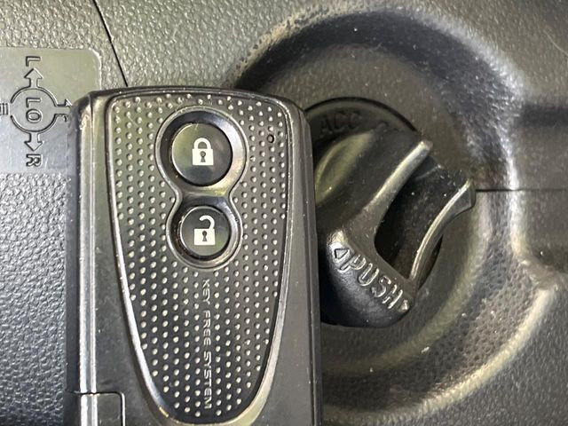 �y�A�N�Z�X�L�[&�v�b�V���X�^�[�g�z�J�o����|�P�b�g�ɓ��ꂽ�܂܂ł��h�A�̎{���E�������\�ȃX�}�[�g�L�[�𑕔��B�G���W���̃I���E�I�t�����J�M�����o���K�v�������A�{�^�����v�b�V�����邾����OK��