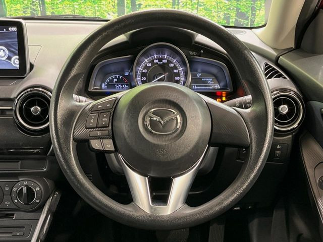 インテリアに合わせたデザインのステアリングは、運転される方のことも考え、運転しやすい形状、大きさです。是非一度、実際に触ってお確かめください。