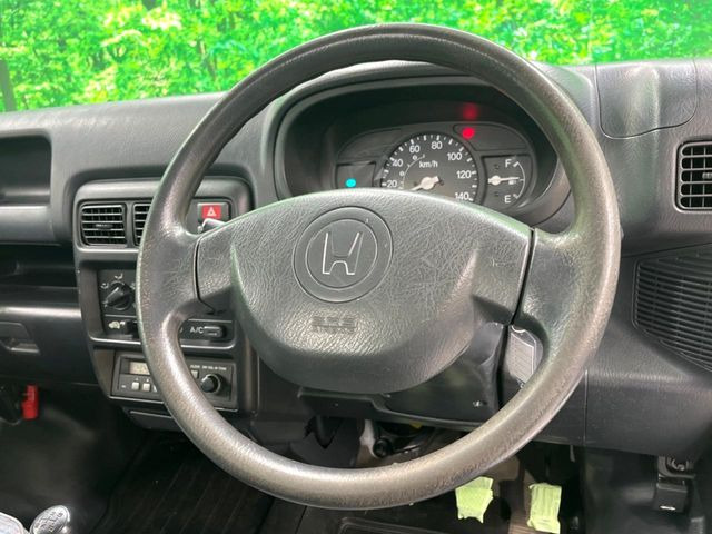 �C���e���A�ɍ��킹���f�U�C���̃X�e�A�����O�́A�^�]�������̂��Ƃ��l���A�^�]���₷���`��A�傫���ł��B�����x�A���ۂɐG���Ă��m���߂��������B