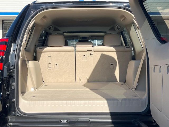 後席を格納すると、これだけの広さが!シーンに合わせたシートアレンジで、大きな荷物も積むことが出来ます♪