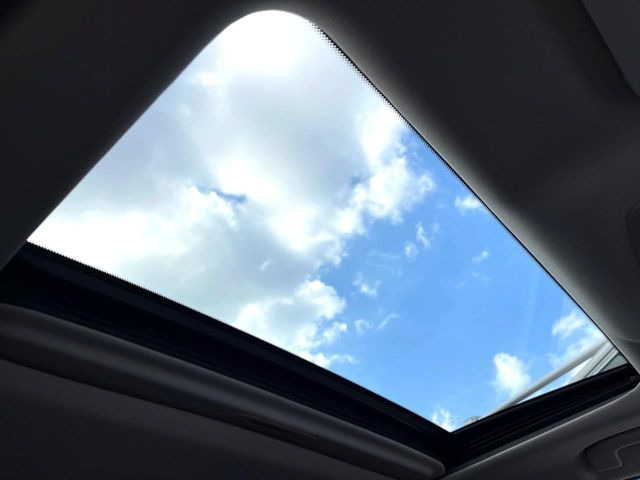 【サンルーフ】開放感たっぷりの希少装備、サンルーフが装着されています!車内に明かりを取り入れたり景色を楽しむ以外にも、車内の空気も簡単に換気できて快適です!