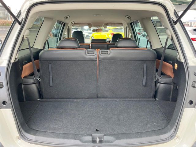 ���i�̂���������ʋ΁A���}���ɏ\���ȉ׎��X�y�[�X���m�ۂ��Ă���܂��B�Z�J���h�V�[�g��|���ƁA�傫�ȉו��̐ύڂ��\�ł���