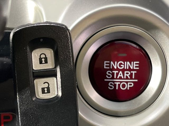 �yHonda�X�}�[�g�L�[�z�J�o����|�P�b�g�ɓ��ꂽ�܂܂ł��h�A�̎{���E�������\�ȃX�}�[�g�L�[�𑕔��B�G���W���̃I���E�I�t�����J�M�����o���K�v����������Ƃ��Ă��֗��ł���