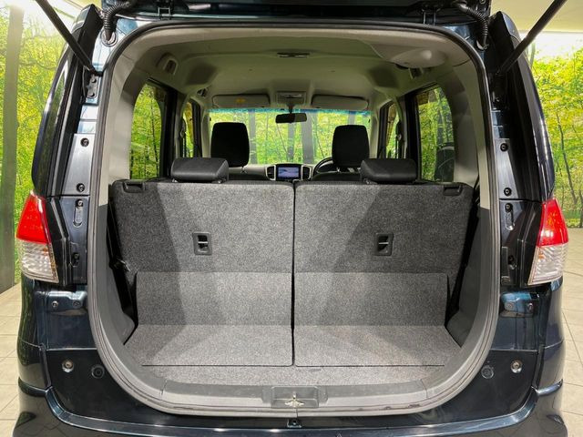 ���i�̂���������ʋ΁A���}���ɏ\���ȉ׎��X�y�[�X���m�ۂ��Ă���܂��B�Z�J���h�V�[�g��|���ƁA�傫�ȉו��̐ύڂ��\�ł���