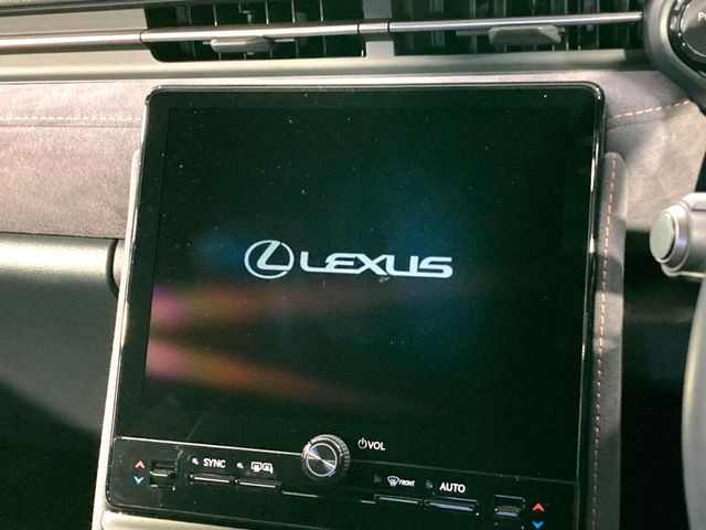 �y9.8�C���` �f�B�X�v���C�I�[�f�B�I�z���ʂ̃f�B�X�v���C��AppleCarPlay��AndroidAuto�����p�\�B�傫�ȉ�ʂŃX�}�z�i�r�A�v���������p���������܂���