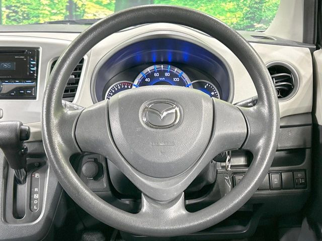 �C���e���A�ɍ��킹���f�U�C���̃X�e�A�����O�́A�^�]�������̂��Ƃ��l���A�^�]���₷���`��A�傫���ł��B�����x�A���ۂɐG���Ă��m���߂��������B