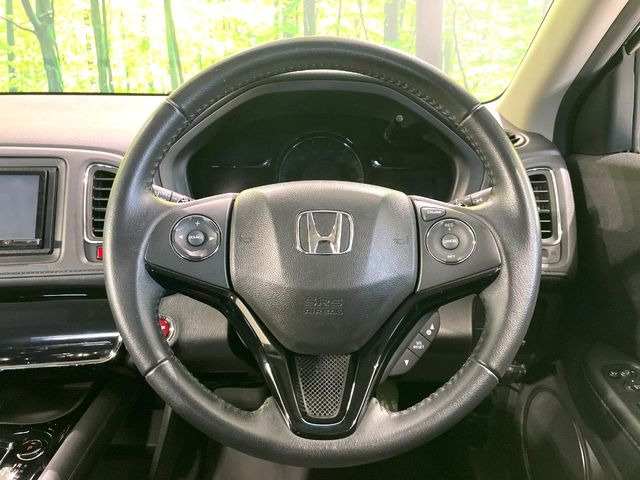 �C���e���A�ɍ��킹���f�U�C���̃X�e�A�����O�́A�^�]�������̂��Ƃ��l���A�^�]���₷���`��A�傫���ł��B�����x�A���ۂɐG���Ă��m���߂��������B