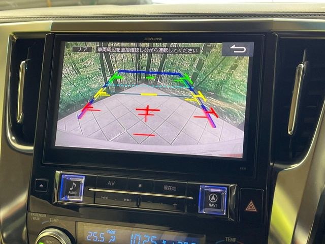 【バックカメラ】駐車時に後方がリアルタイム映像で確認できます。大型商業施設や立体駐車場での駐車時や、夜間のバック時に大活躍!運転スキルに関わらず、今や必須となった装備のひとつです!